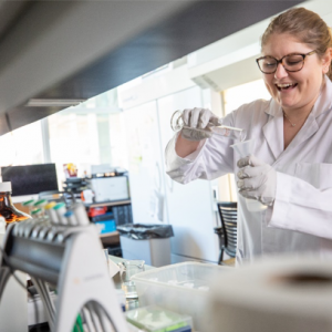 Noelle Waltenberg working on opioid research in Naomi Lee's lab.