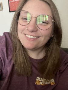 Selfie of Anna Smith smiling and wearing a maroon t-shirt