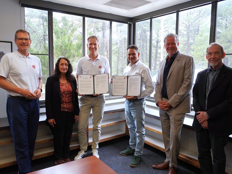 President Cruz Rivera and Hochschule Biberach Rector Prof. Dr. Matthias Bahr pose together