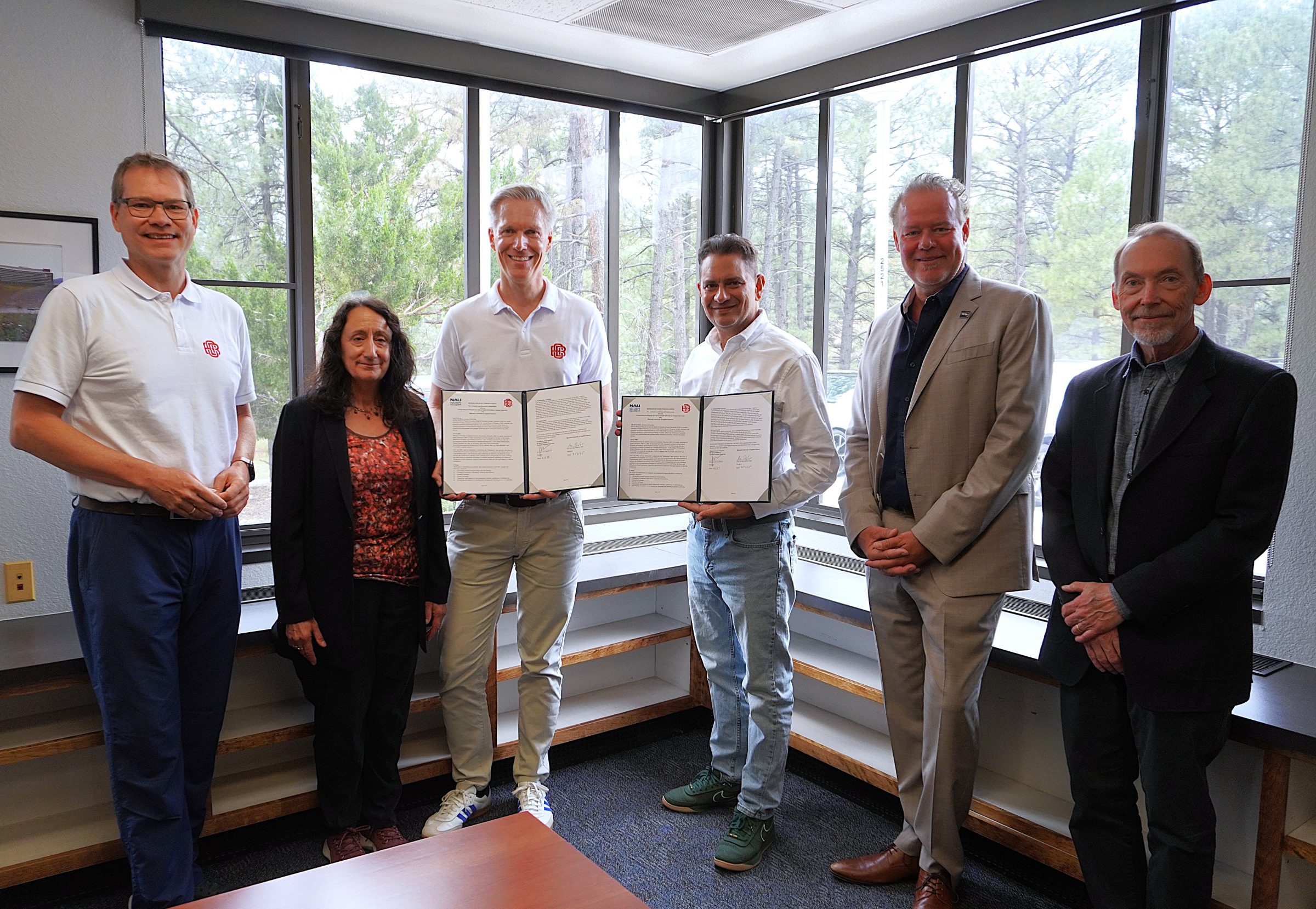 President Cruz Rivera and Hochschule Biberach Rector Prof. Dr. Matthias Bahr pose together