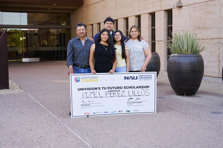 Itzel Perez Lillos and her family with the Tu Futuro scholarship award.