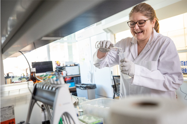 Noelle Waltenberg working on opioid research in Naomi Lee's lab.