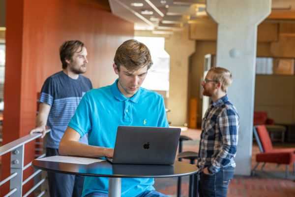 Reilly Leudde working on a computer