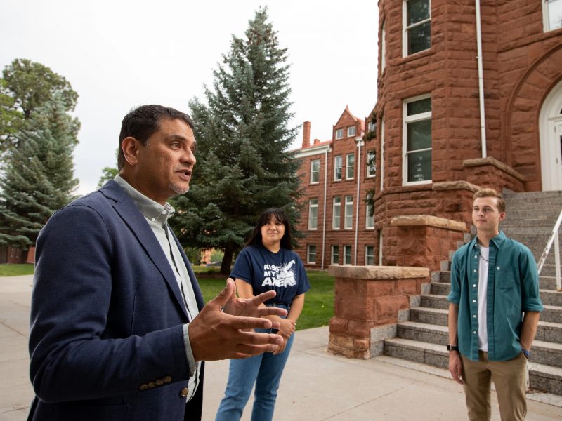 President Jos&eacute; Luis Cruz Rivera speaks with students on campus.