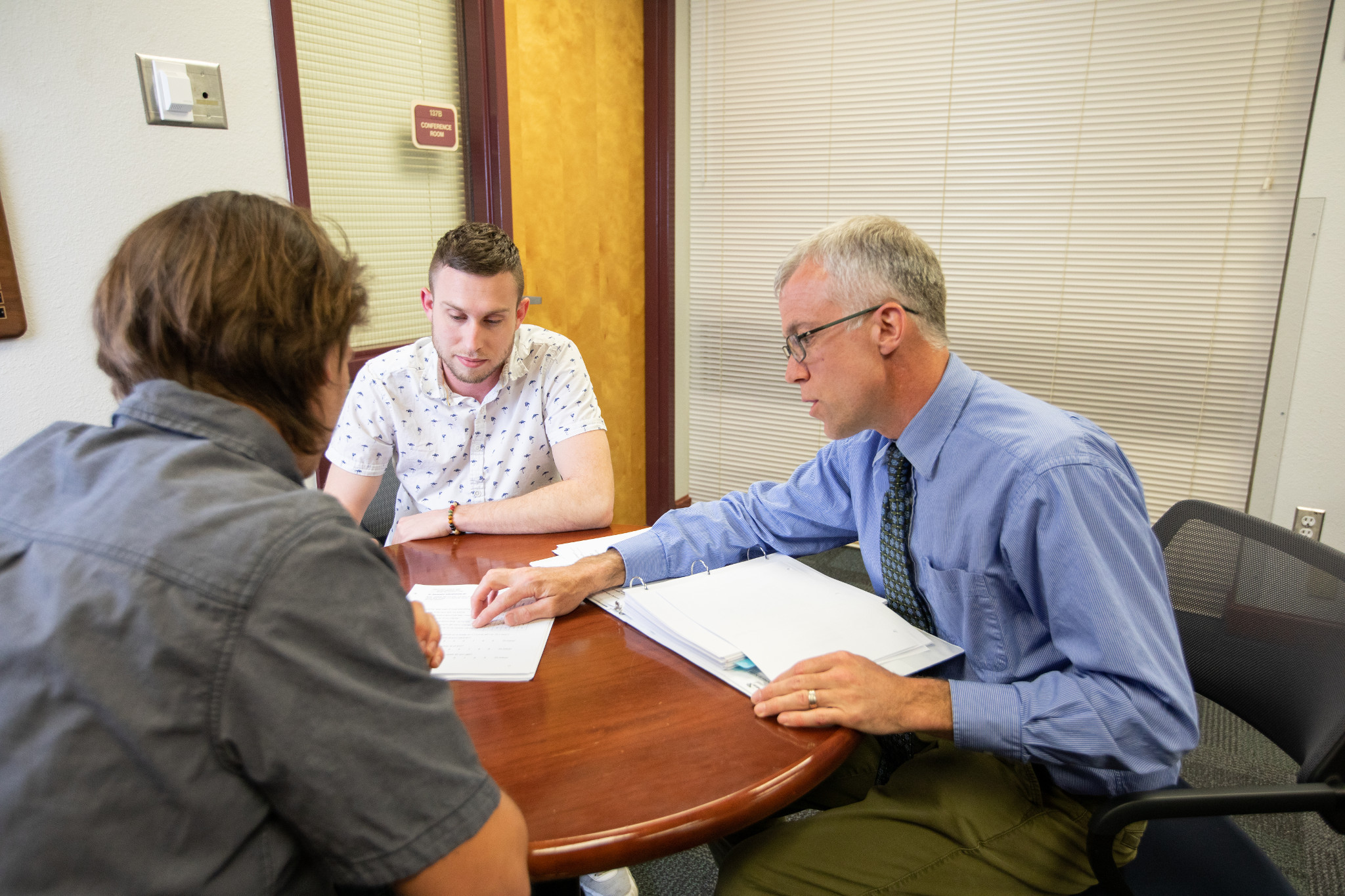 Advisor helping students.