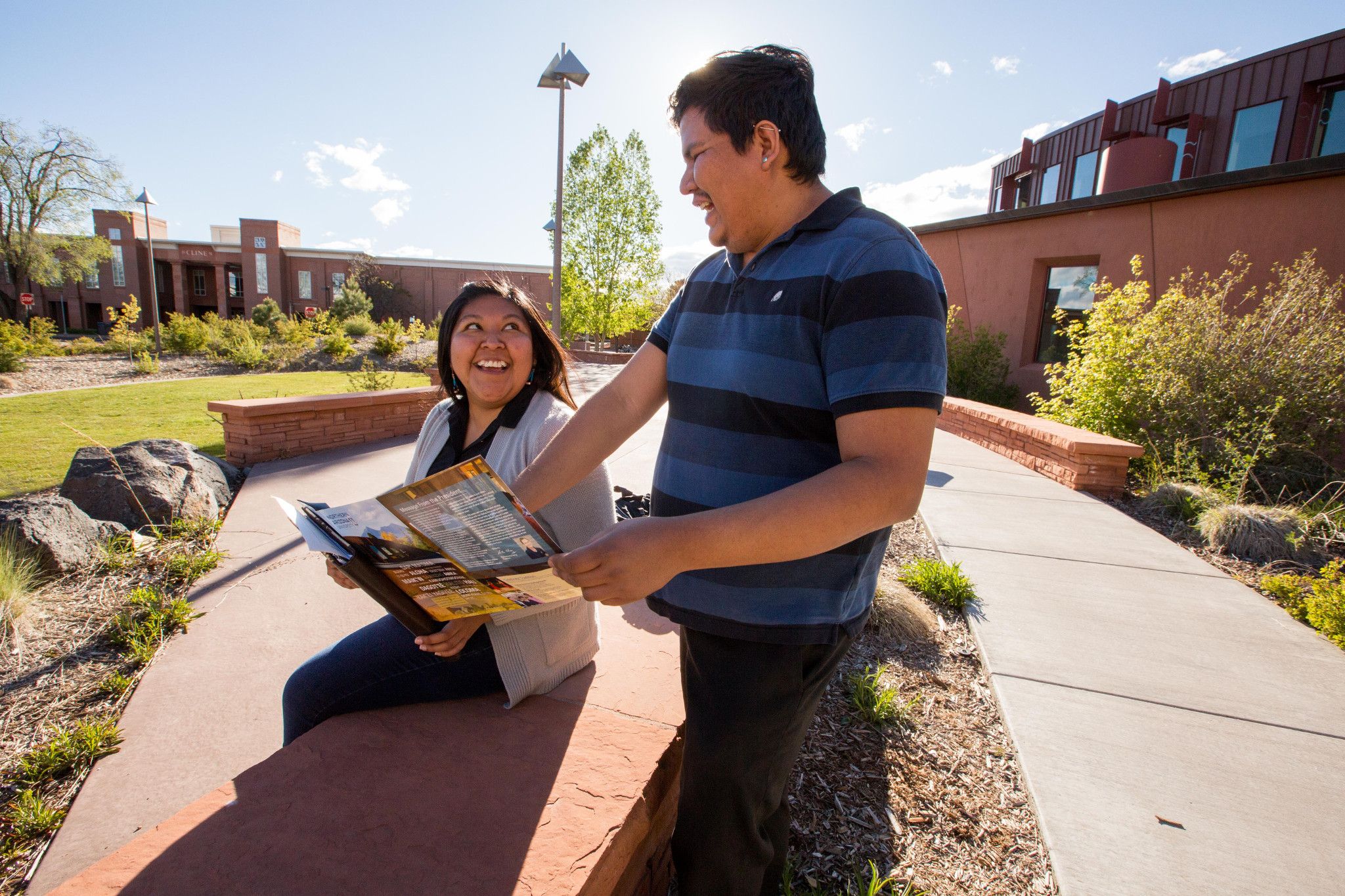C O E students discuss article.