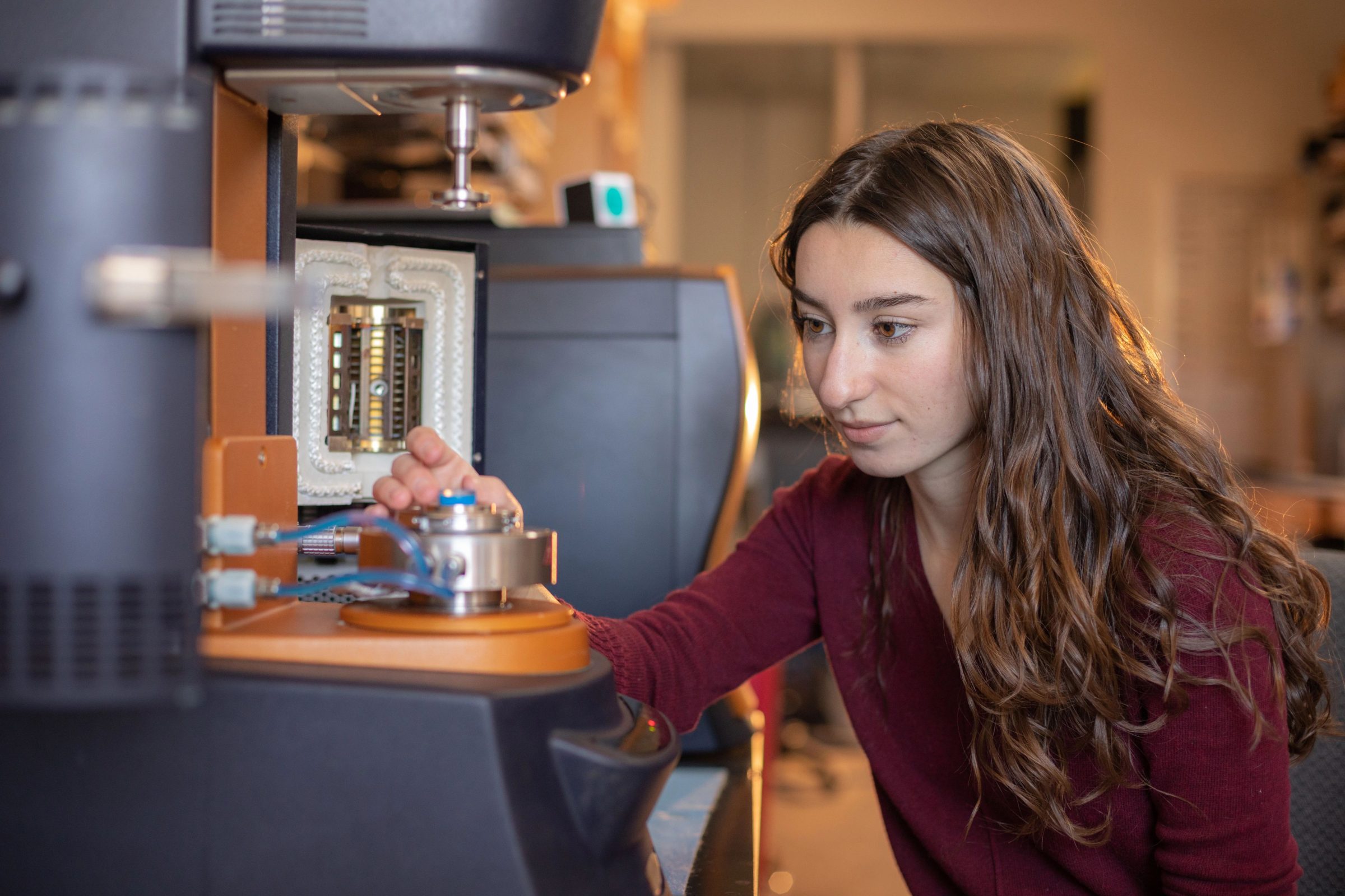 Josette Vigil working in a Mechanical Engineering lab.
