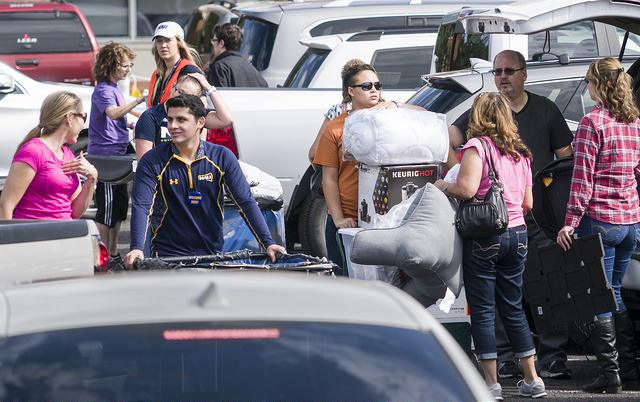 NAU students move in