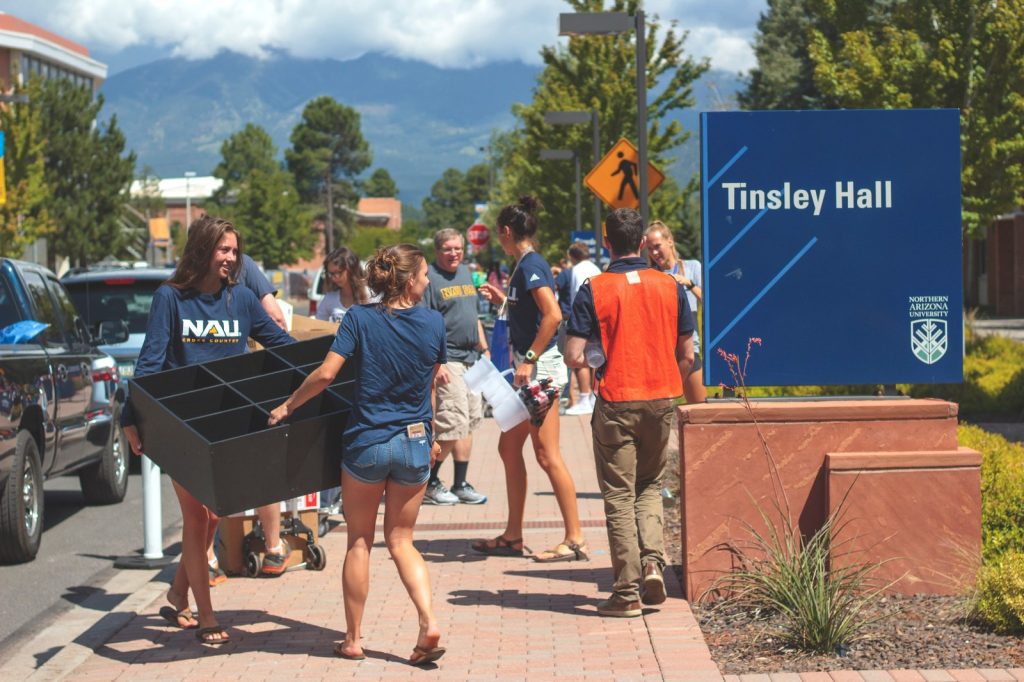NAU students move in