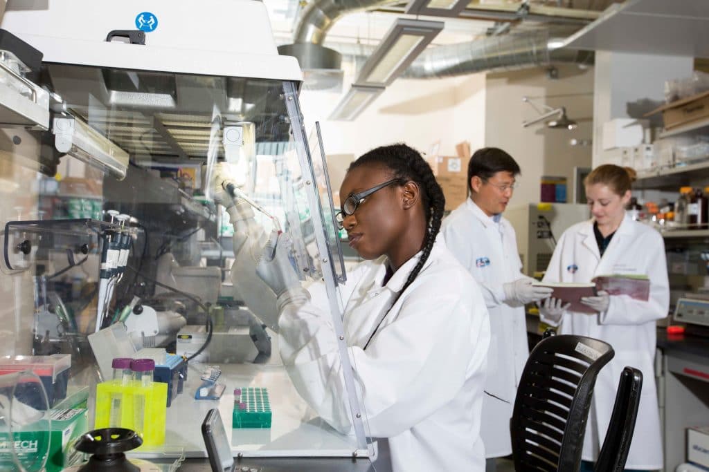 Mimi Mbegbu in lab