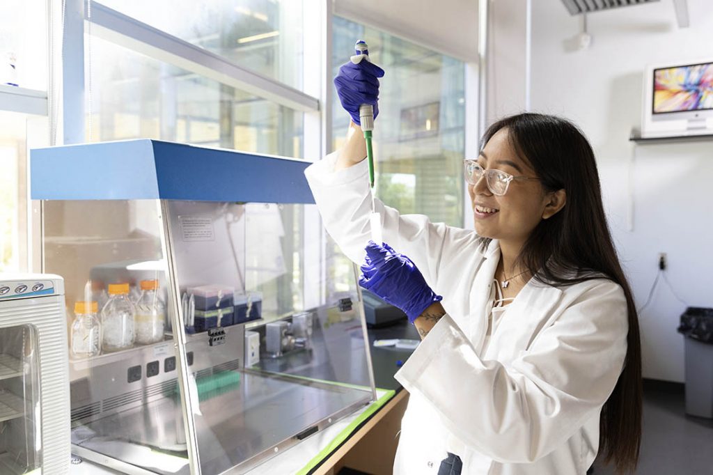 Beyoncé Bahe works in a lab